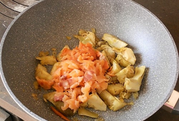 Pasta salmone e carciofi con sesamo  preparazione 4