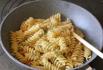 Pasta salmone e carciofi con sesamo  preparazione 5