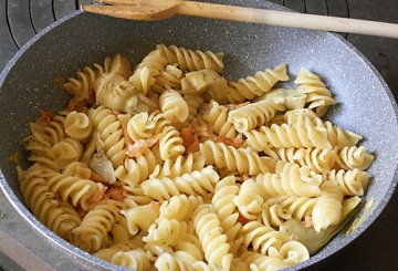 Pasta salmone e carciofi con sesamo  preparazione 6