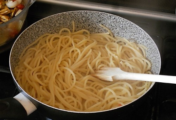 Spaghetti alla chitarra al saute di cozze e seppioline preparazione 7