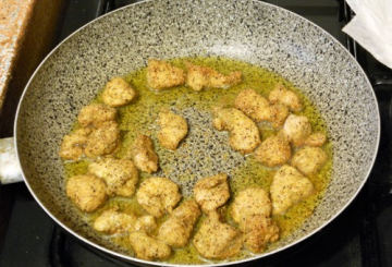 Bocconcini di pollo fritto con hummus   preparazione 4