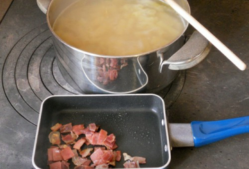 Pasta al forno con prosciutto croccante e origano  preparazione 0