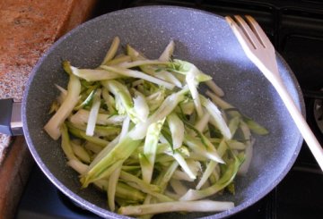 Spaghetti e puntarelle alla carbonara    preparazione 2