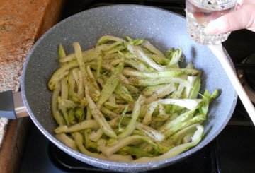 Spaghetti e puntarelle alla carbonara    preparazione 3