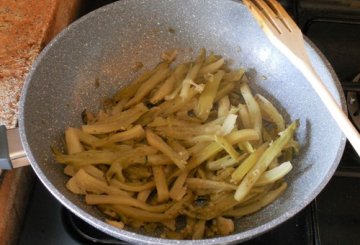 Spaghetti e puntarelle alla carbonara    preparazione 4