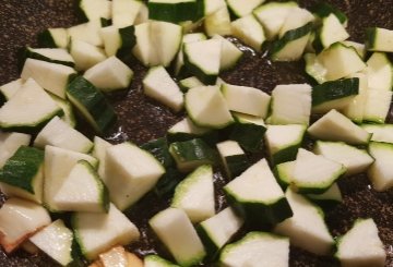 Pasta e crema di zucchine fritte preparazione 0