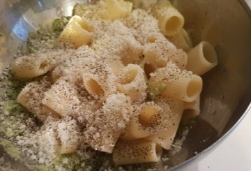 Pasta e crema di zucchine fritte preparazione 4