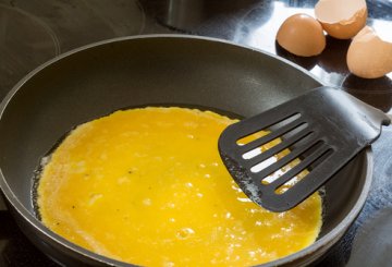 Ricetta uova strapazzate e bacon preparazione 2