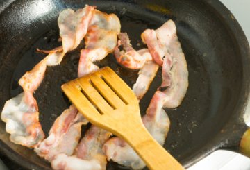 Ricetta uova strapazzate e bacon preparazione 4