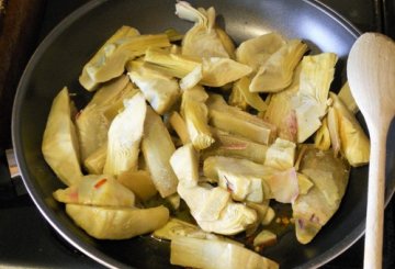 Carciofi Aglio, Olio E Peperoncino preparazione 1