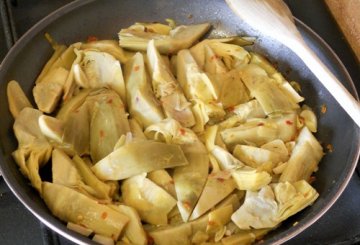 Carciofi Aglio, Olio E Peperoncino preparazione 2