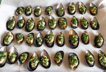 Cozze al forno con aglio e prezzemolo preparazione 2