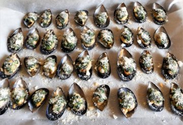 Cozze al forno con aglio e prezzemolo preparazione 3