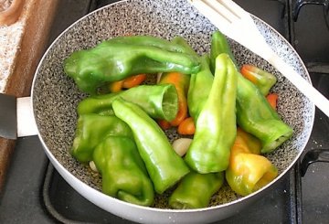 Friggitelli fritti al pomodoro preparazione 2