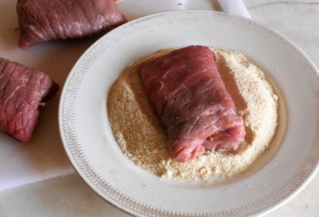 Involtini di manzo fritti e dorati preparazione 2