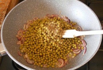 Pici, piselli, prezzemolo e peperoncino preparazione 1