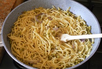 Pici, piselli, prezzemolo e peperoncino preparazione 4