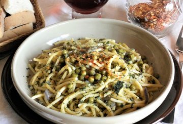 Pici, piselli, prezzemolo e peperoncino preparazione 5