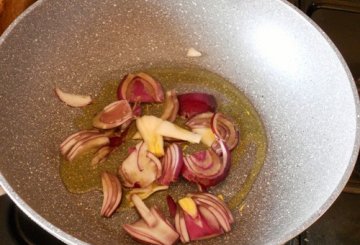 Sovracosce di pollo al pomodoro, patate e olive nere preparazione 0
