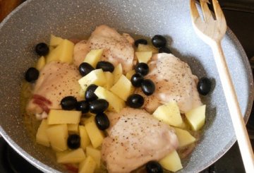 Sovracosce di pollo al pomodoro, patate e olive nere preparazione 3
