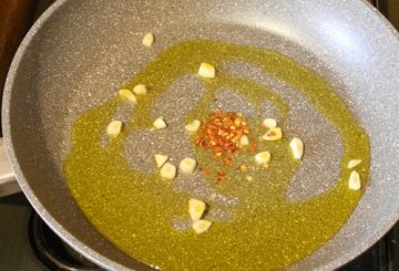 Strappatelle al sugo piccante di totani e pomodorini grigliati preparazione 0