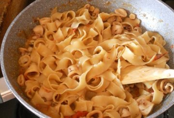 Strappatelle al sugo piccante di totani e pomodorini grigliati preparazione 5