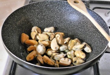 Cozze e fiori di zucca preparazione 1