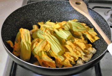 Cozze e fiori di zucca preparazione 2