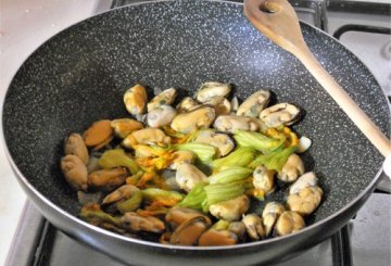 Cozze e fiori di zucca preparazione 3