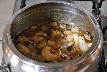 Bucatini al brodetto di cozze mazzancolle e calamaretti preparazione 6