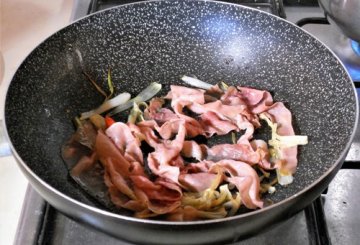 Bucatini con funghi pioppini e speck preparazione 2