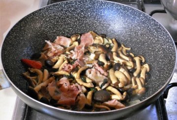 Bucatini con funghi pioppini e speck preparazione 4