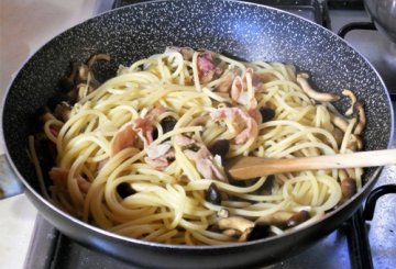 Bucatini con funghi pioppini e speck preparazione 5