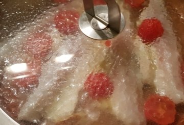 Filetti di branzino in padella preparazione 3