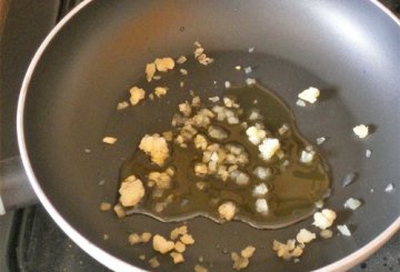 Frittata di cannolicchi con aglio e basilico preparazione 0
