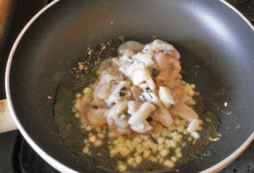 Frittata di cannolicchi con aglio e basilico preparazione 1