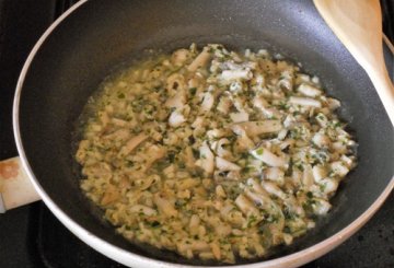 Frittata di cannolicchi con aglio e basilico preparazione 2