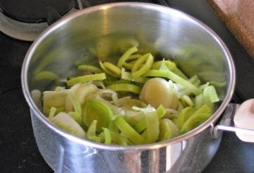 Paccheri e cavolfiore arancione con porri caramellati preparazione 3