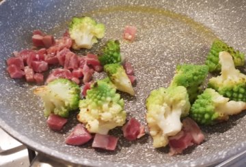 Pasta con broccolo romanesco e pancetta preparazione 10