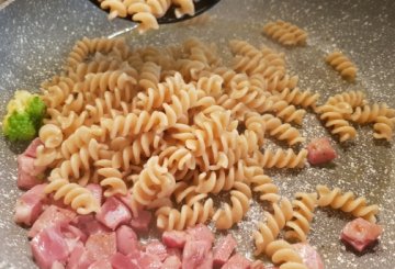 Pasta con broccolo romanesco e pancetta preparazione 11