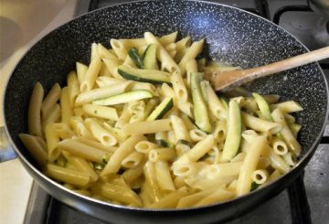 Penne e zucchine in salsa aioli preparazione 4