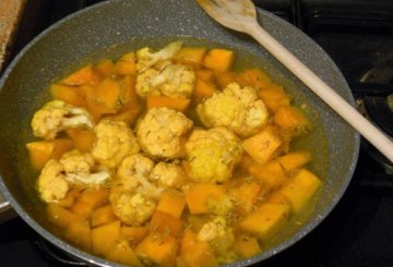 Pasta alla crema di zucca e cavolfiore arancione preparazione 1