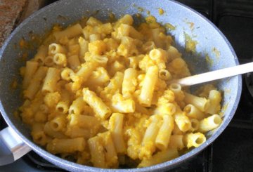 Pasta alla crema di zucca e cavolfiore arancione preparazione 5