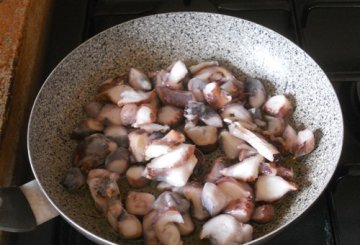 Polpo saltato in padella al limone e vino bianco preparazione 1