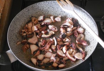 Polpo saltato in padella al limone e vino bianco preparazione 3