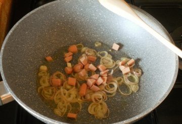 Gnocchetti sardi, speck, wurstel e panna preparazione 1