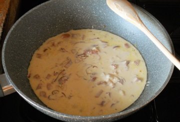 Gnocchetti sardi, speck, wurstel e panna preparazione 4