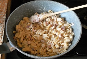 Gnocchetti sardi, speck, wurstel e panna preparazione 5