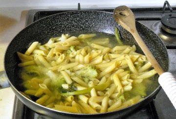 Penne risottate al broccolo piccante preparazione 4