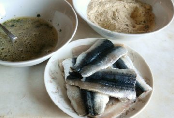 Sardine impanate alle erbe aromatiche preparazione 2